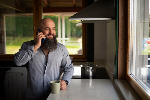 Foto vooraanzicht man met koffiekopje