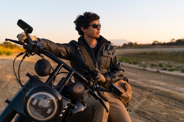 Foto vooraanzicht man op een motorfiets
