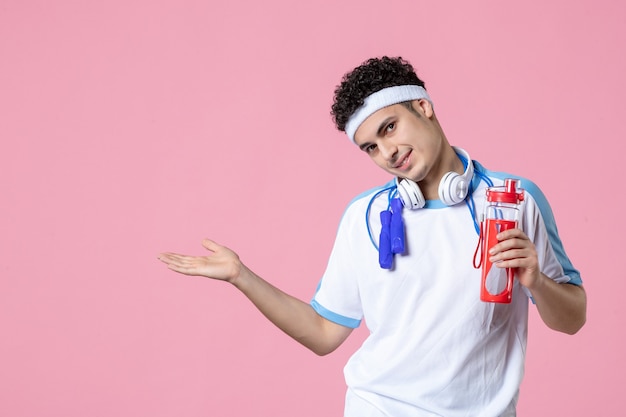 Vooraanzicht mannelijke atleet in sportkleding met springtouwen