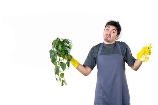 Vooraanzicht mannelijke tuinman met plant in pot en spray op witte achtergrond werk gras grond baan tuin bloem struik kleur