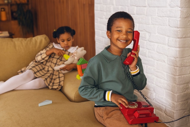 Foto vooraanzicht moderne kinderen in retrostijl