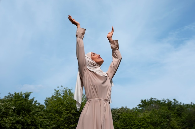 Foto vooraanzicht moslimvrouw poseren buitenshuis