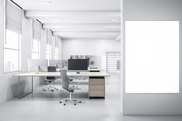 Vooraanzicht op blanco witte poster op lichtgrijze muur in ruim coworking-kantoor met uitzicht op de stad vanuit ramen en moderne computers op comfortabele houten werkplekken 3D-rendering mock up