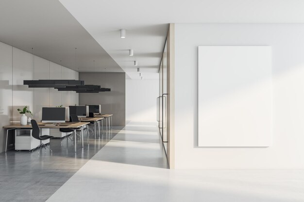 Vooraanzicht op lege witte poster met plaats voor uw tekst of logo op lichte muur in zonovergoten coworking kantoor met moderne minimalistische stijl interieur 3d-rendering mock up