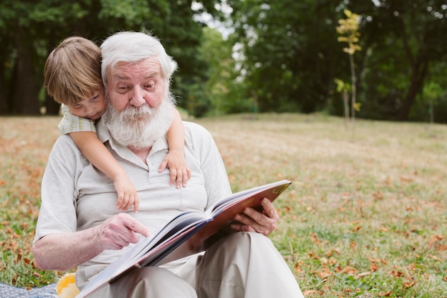 Vooraanzicht opa lezen voor kleinzoon