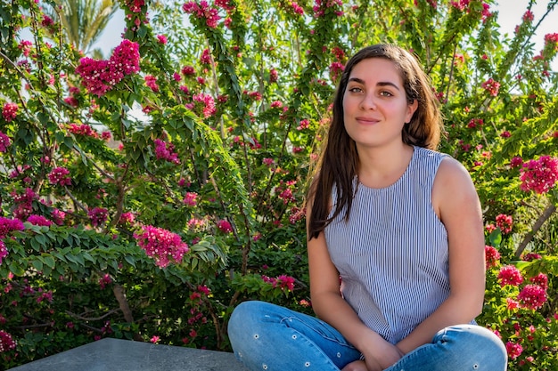 Vooraanzicht portret van een blanke vrouw die lacht camera kijken in een groen park