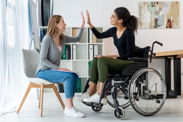 Foto vooraanzicht positieve jonge vrouwen vieren