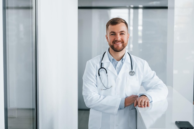 Vooraanzicht Professionele dokter in witte jas is in de kliniek