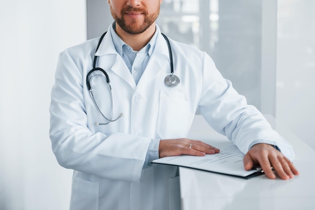 Vooraanzicht Professionele dokter in witte jas is in de kliniek