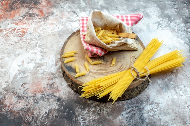 Vooraanzicht rauwe gele pasta op lichte ondergrond