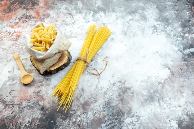 Vooraanzicht rauwe gele pasta op lichte ondergrond