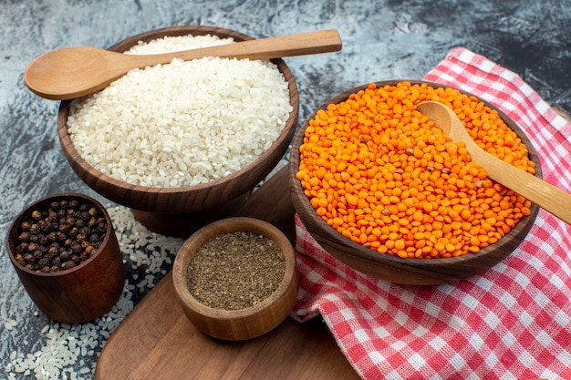 vooraanzicht rauwe rijst met oranje linzen en kruiden op donkere achtergrond voedselzaad granen kleur maaltijdsoep