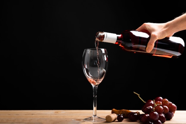 Foto vooraanzicht rode wijn gegoten in een glas