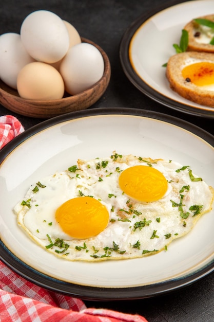 vooraanzicht roerei met toast en tomaten op donkere achtergrond brood omelet eten ontbijt lunch thee maaltijd ochtend