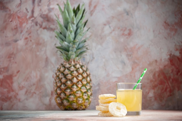 vooraanzicht sap in glazen pipet droge ananasringen ananas op beige achtergrond