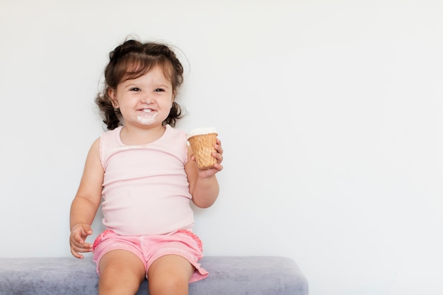 Foto vooraanzicht schattig jong meisje met ijs