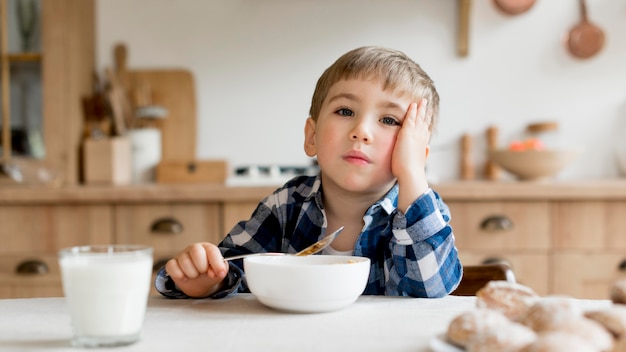 Foto vooraanzicht schattige jongen ontbijt eten