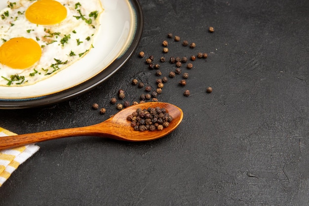 vooraanzicht smakelijke ei toast op donkere achtergrond ochtend ei kook maaltijd brood omelet eten lunch ontbijt gratis plaats