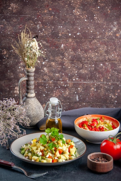 vooraanzicht smakelijke groentesalade met vork op donkere ondergrond dieet brood eten keuken kleur gezondheid maaltijd horizontaal