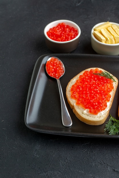 vooraanzicht smakelijke kaviaar sandwiches binnen plaat op donkere achtergrond snack visschotel toast eten zeevruchten diner ontbijt