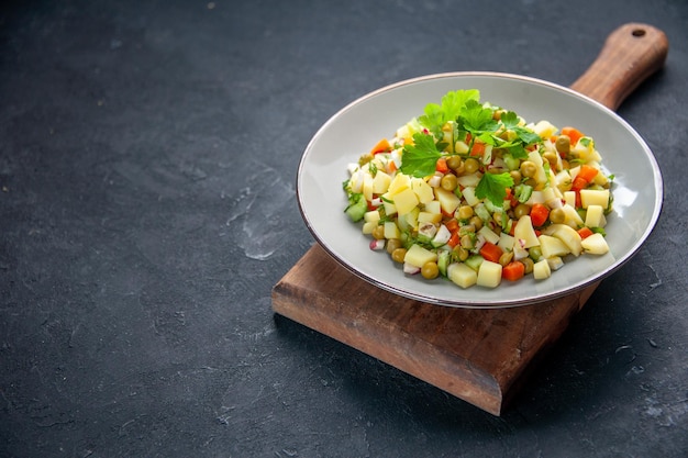 vooraanzicht smakelijke salade met bonen aardappelen en eieren binnen bord donkere achtergrond maaltijd dieet voedsel kleur restaurant gezondheid horizontaal