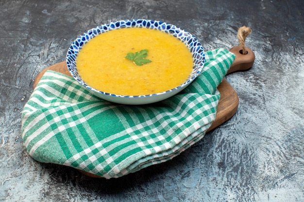 Vooraanzicht smakelijke soep binnen plaat op grijze achtergrond foto maaltijd kleur diner groenteschotel peper keuken heet