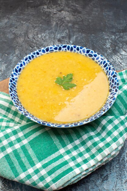 vooraanzicht smakelijke soep binnen plaat op grijze achtergrond foto maaltijd kleur diner schotel peper keuken hot