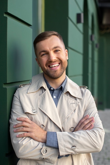 Foto vooraanzicht smiley man die zich voordeed