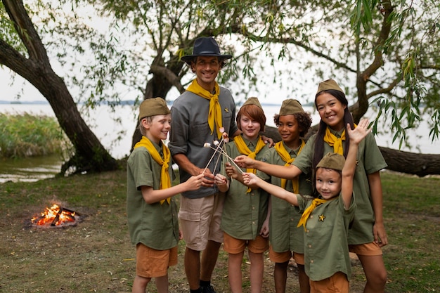 Foto vooraanzicht smiley scouts met marshmallow