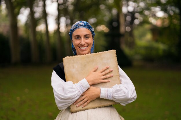 Foto vooraanzicht smiley vrouw buiten