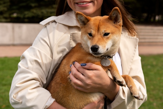 Vooraanzicht smiley vrouw met hond