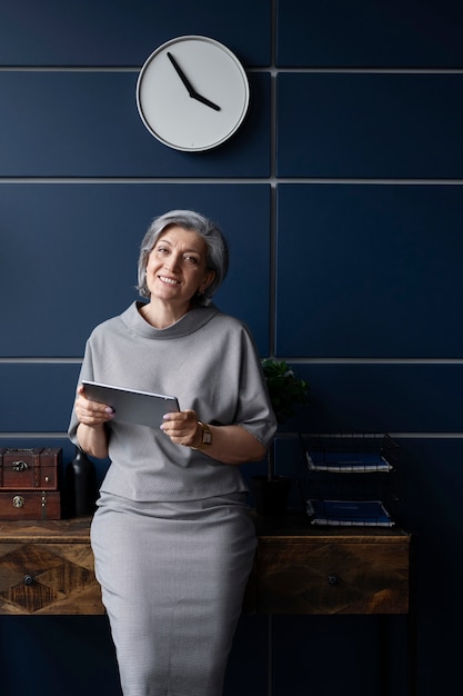 Foto vooraanzicht smiley vrouw met tablet