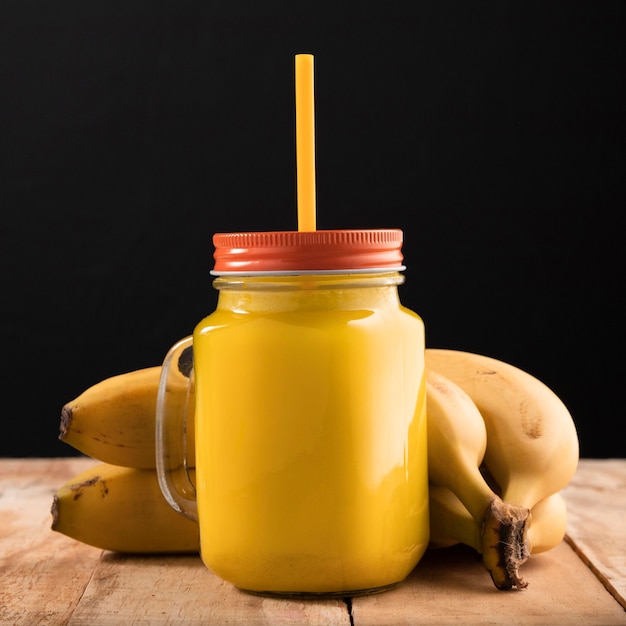 Vooraanzicht smoothie en bananen