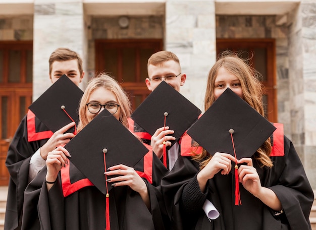 Foto vooraanzicht studenten bij het afstuderen