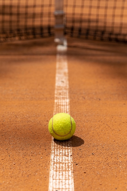 Vooraanzicht tennisbal op hofgrond