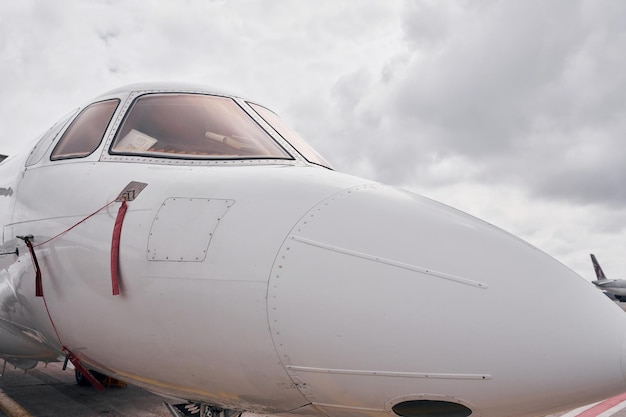 Vooraanzicht Turboprop-vliegtuigen overdag op de startbaan geparkeerd