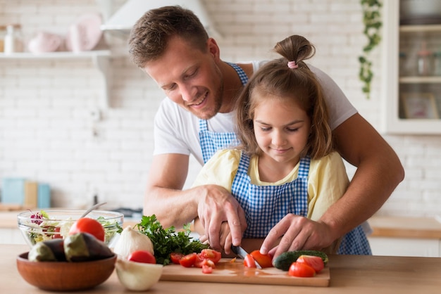 Foto vooraanzicht vader koken met dochter