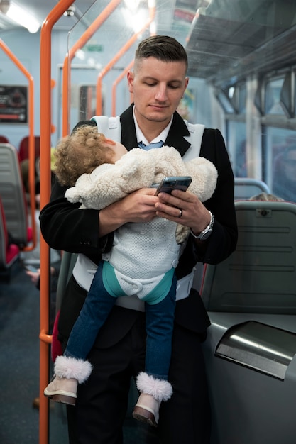 Foto vooraanzicht vader met baby in het openbaar vervoer
