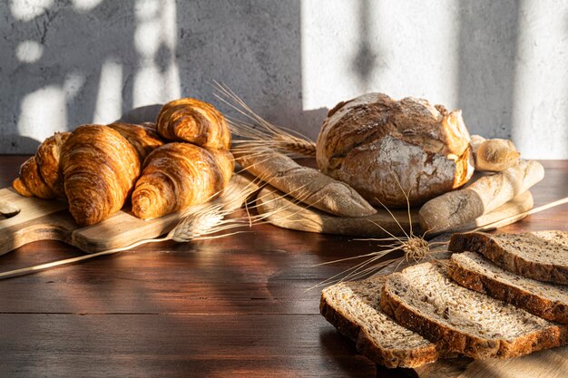 Vooraanzicht van ambachtelijk brood gouden plakjes verleidelijke croissants decoratieve pluggen