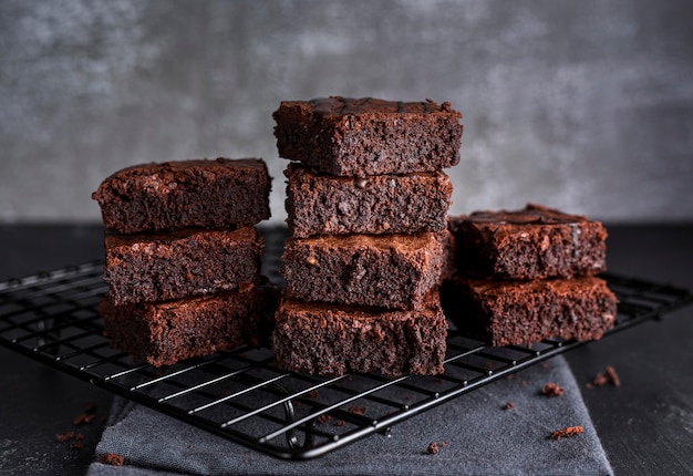 Foto vooraanzicht van brownies op koelrek