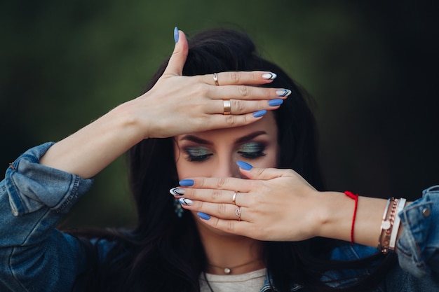 Vooraanzicht van brunette poseren met gesloten ogen