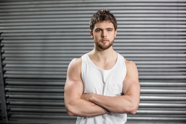 Vooraanzicht van de ernstige mens die wapens kruist bij gymnastiek