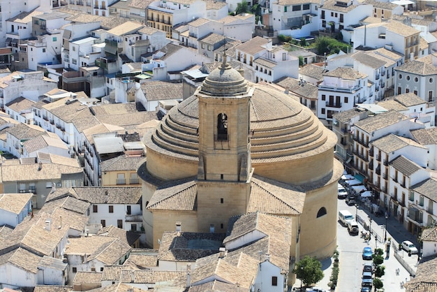 vooraanzicht van de kerk van montefrio, Granada