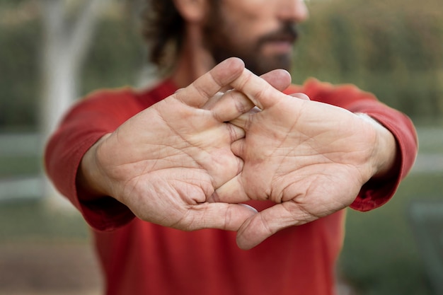 Foto vooraanzicht van de mens zijn armen buiten strekken tijdens yoga