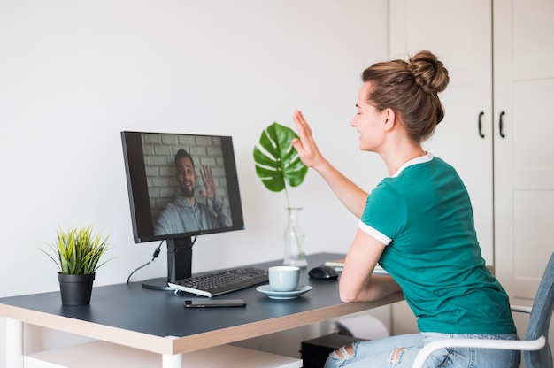 Vooraanzicht van de vrouw met een video-oproep