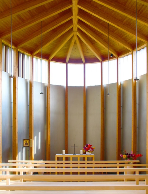 Vooraanzicht van een altaar in een moderne kerk gebouwd van warm hout