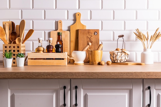 Vooraanzicht van een houten aanrecht in de keuken met een reeks verschillende keukengerei en milieuvriendelijke artikelen Een huis zonder afval