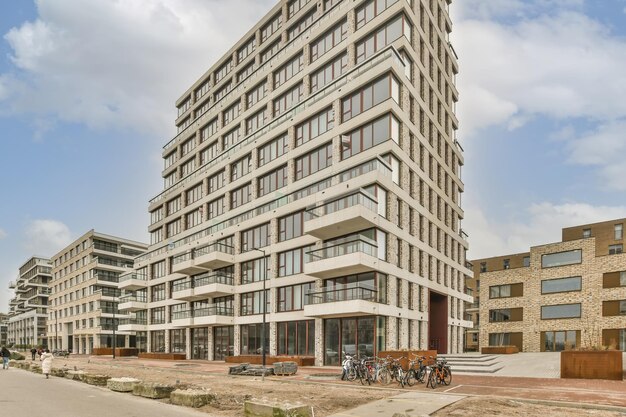 Vooraanzicht van een residentieel gebouw met meerdere verdiepingen