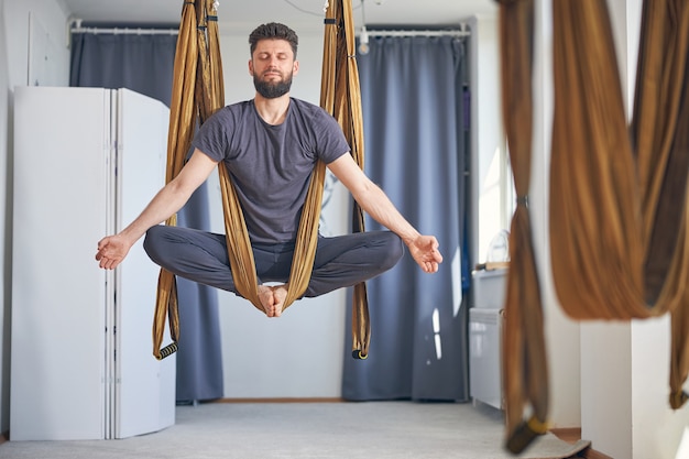 Vooraanzicht van een serene blanke yogi die de gyan mudra doet in de lotushouding