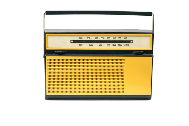 Foto vooraanzicht van een vintage radio geïsoleerd op een witte achtergrond